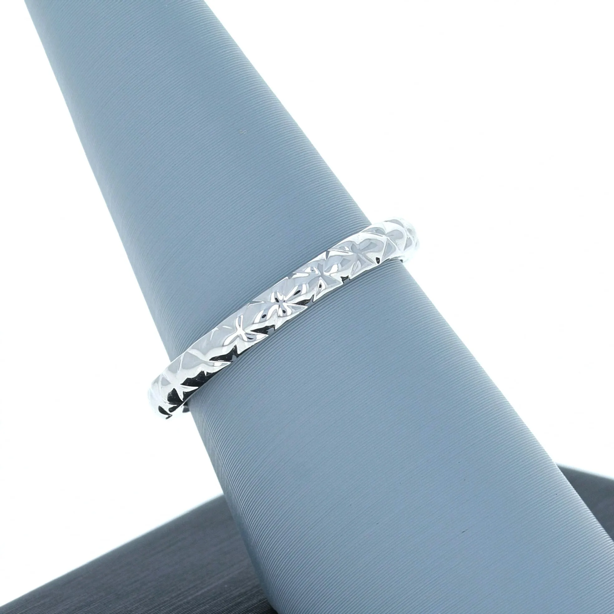 A Jaffe Wedding Band in 14K White Gold MR2058/PL