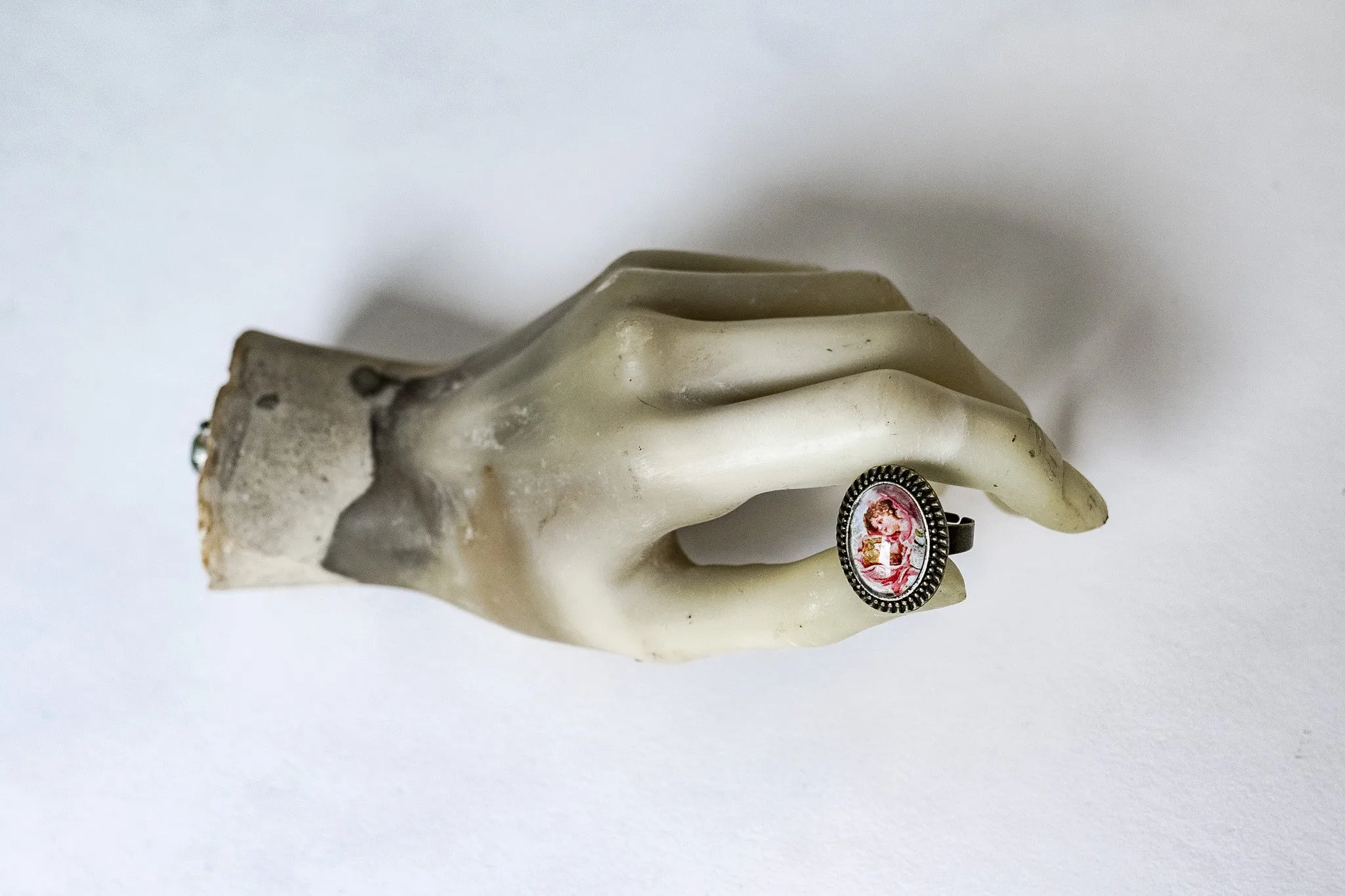 Kissing Cherubs Cabochon Ring