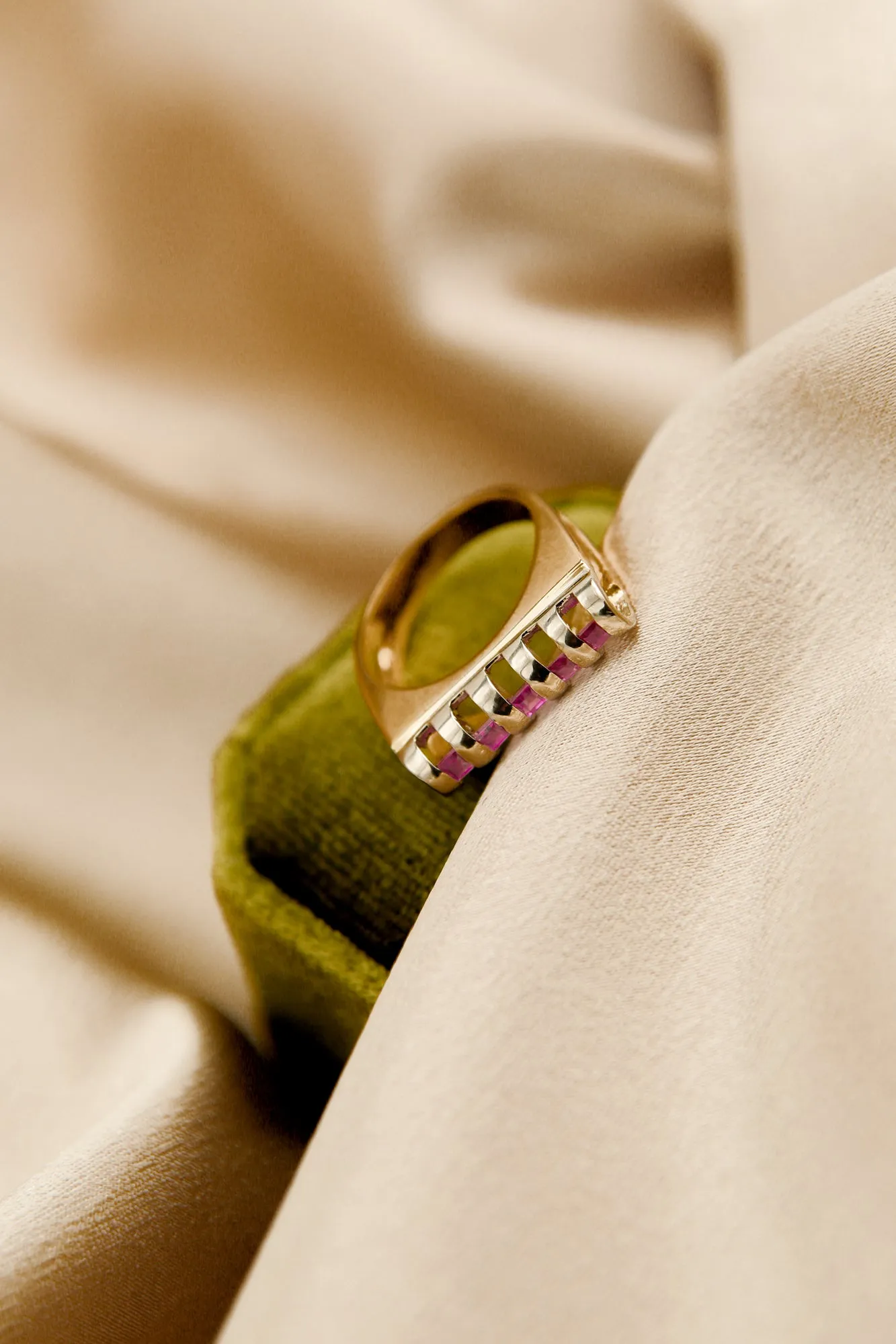 Sale | Evora Vintage | 19k & Ruby | SZ 6.75