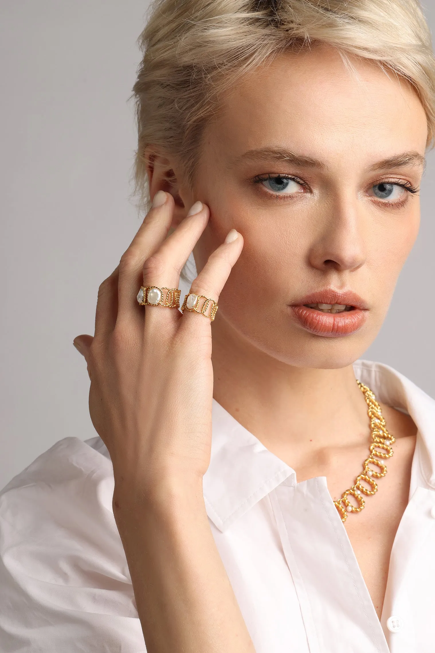 SET OF TWO WIRE LINK RINGS WITH PEARL