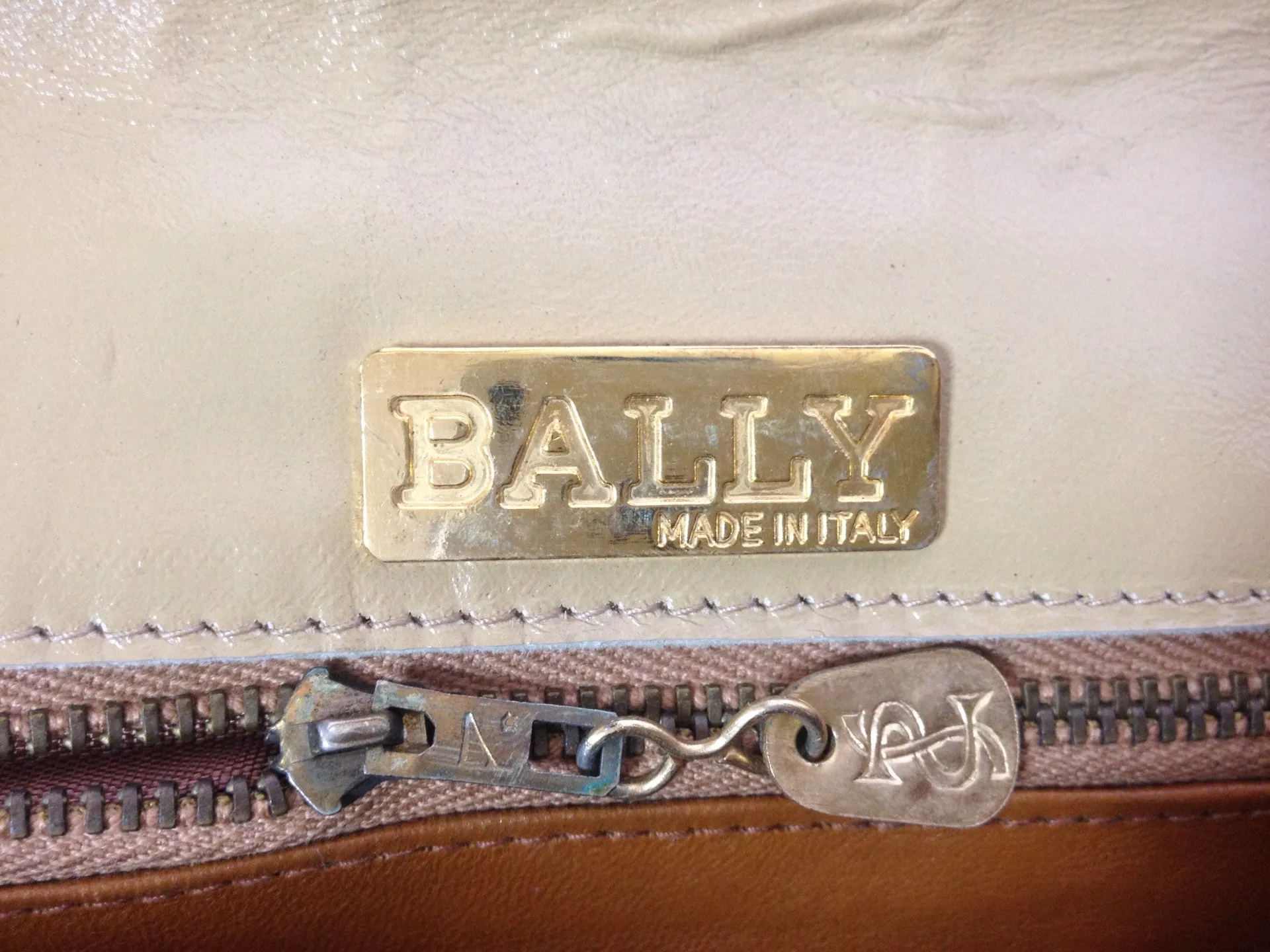 Vintage Bally nude beige leather chain shoulder bag, can be clutch purse with gold tone logo motif and frames.