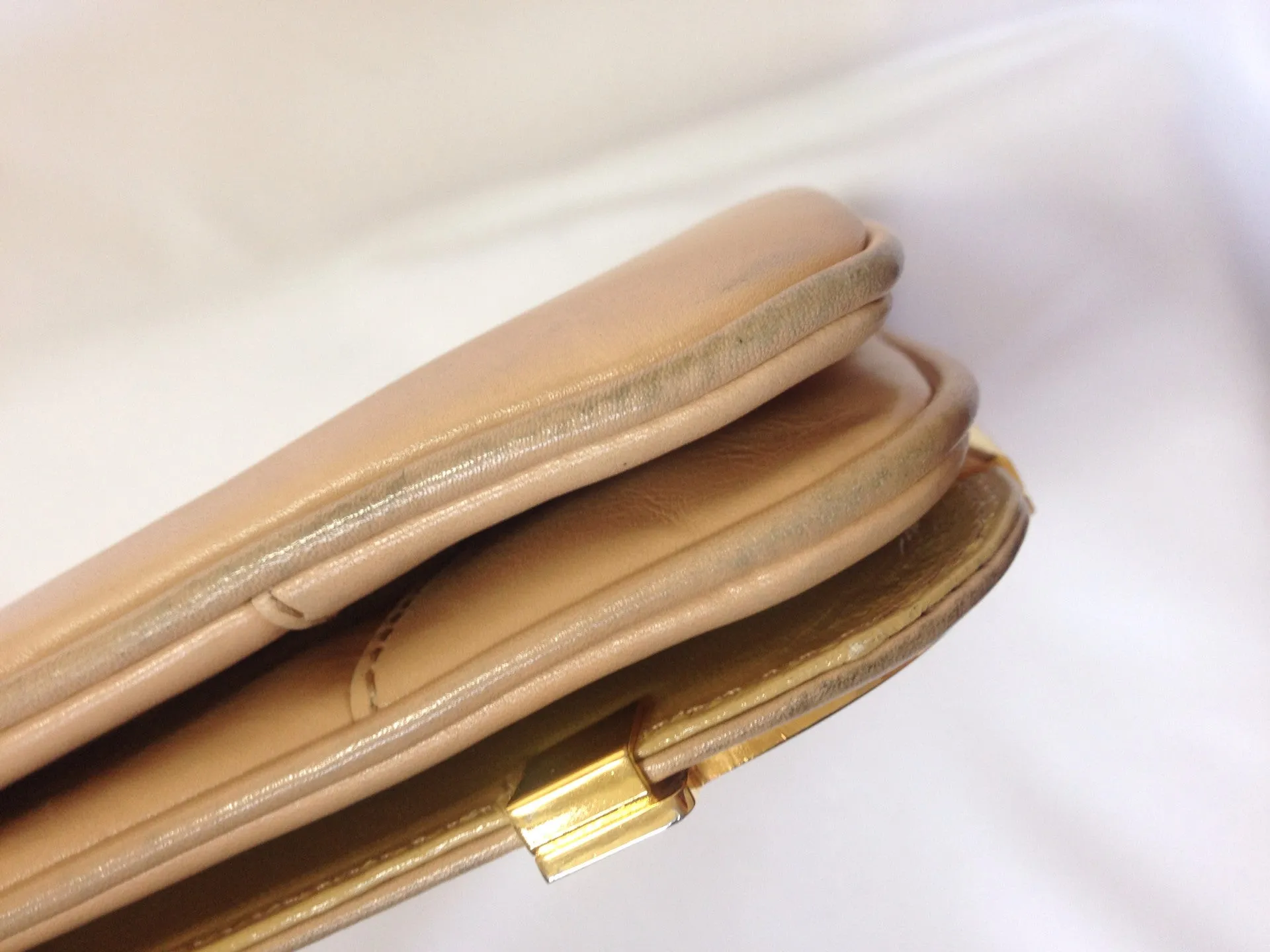 Vintage Bally nude beige leather chain shoulder bag, can be clutch purse with gold tone logo motif and frames.