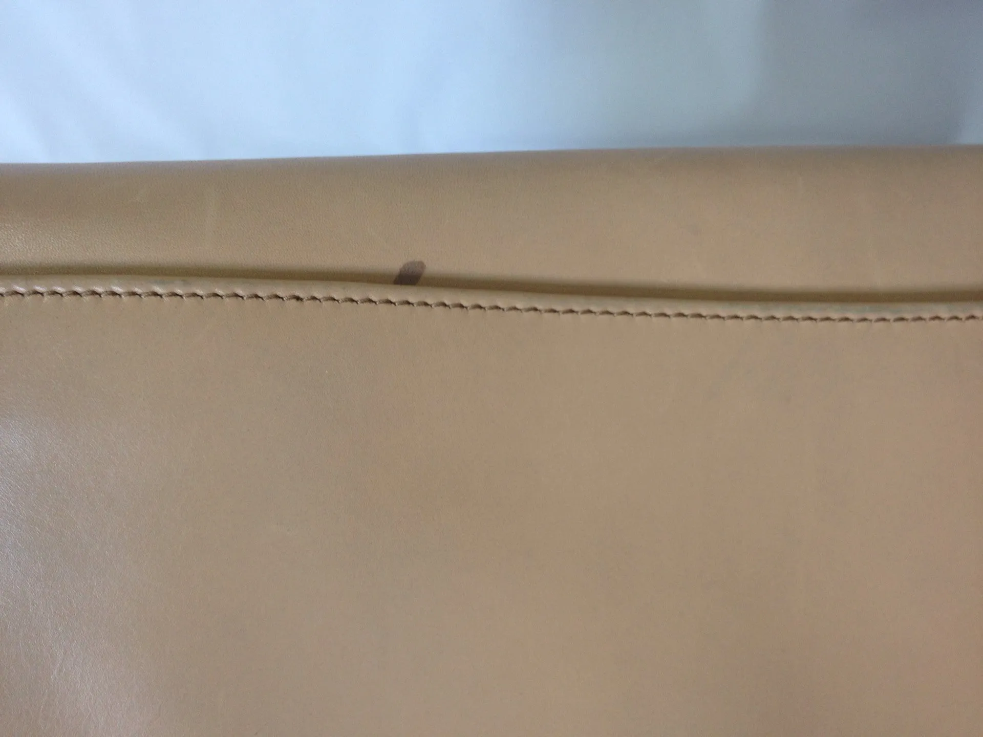 Vintage Bally nude beige leather chain shoulder bag, can be clutch purse with gold tone logo motif and frames.