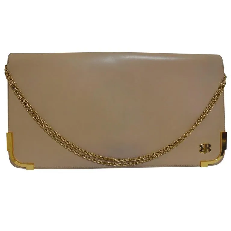 Vintage Bally nude beige leather chain shoulder bag, can be clutch purse with gold tone logo motif and frames.