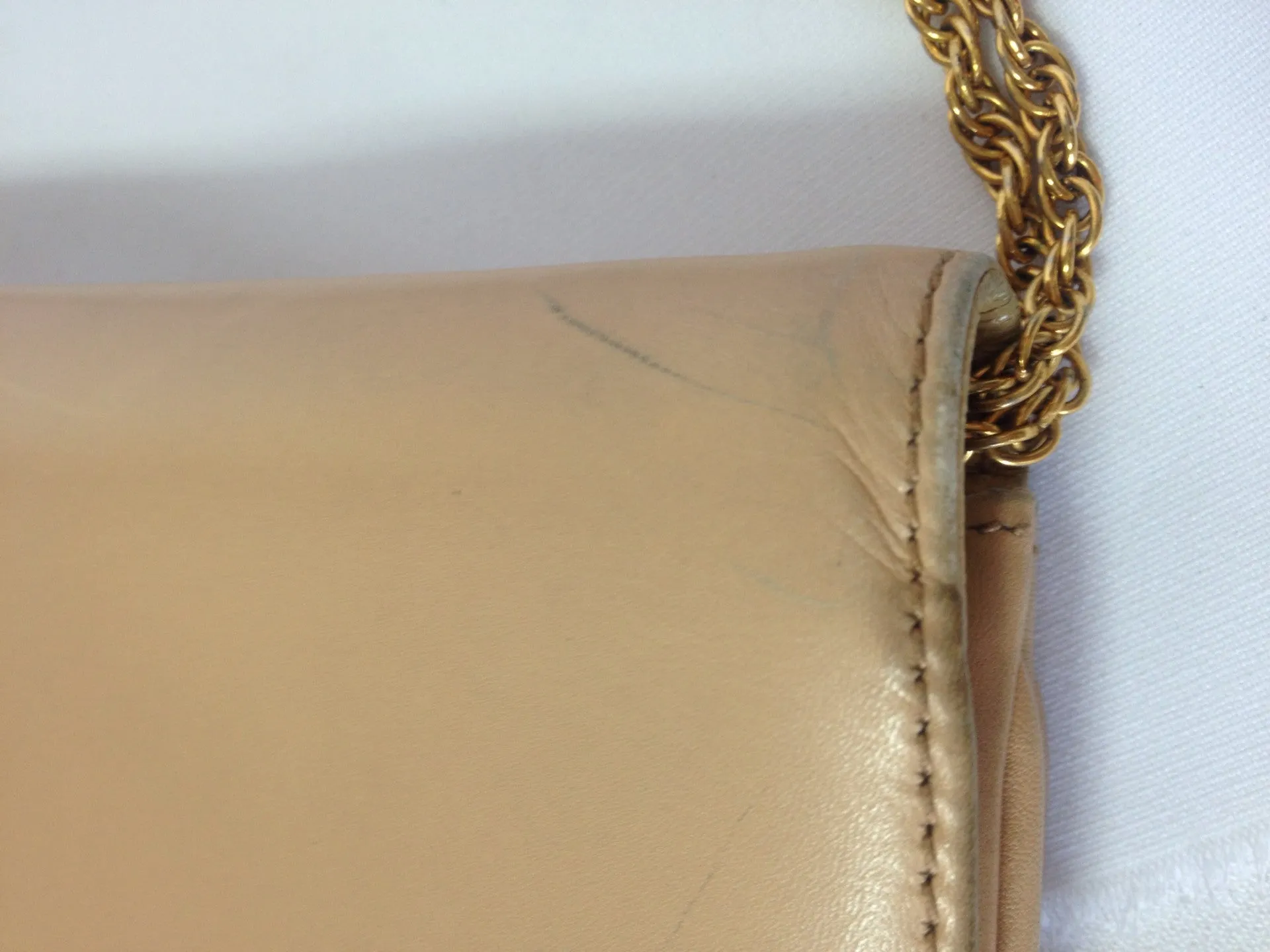 Vintage Bally nude beige leather chain shoulder bag, can be clutch purse with gold tone logo motif and frames.