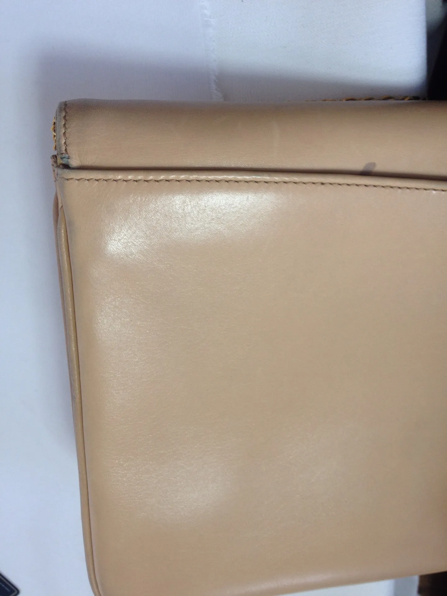 Vintage Bally nude beige leather chain shoulder bag, can be clutch purse with gold tone logo motif and frames.