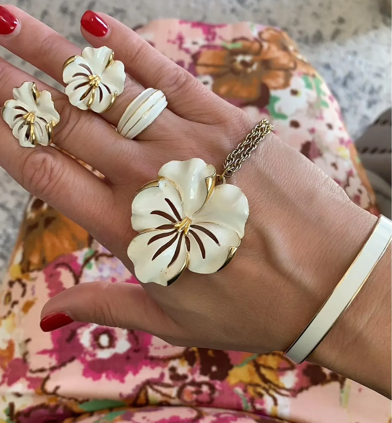 Vintage Crown Trifari Gold and Cream Enamel Ring